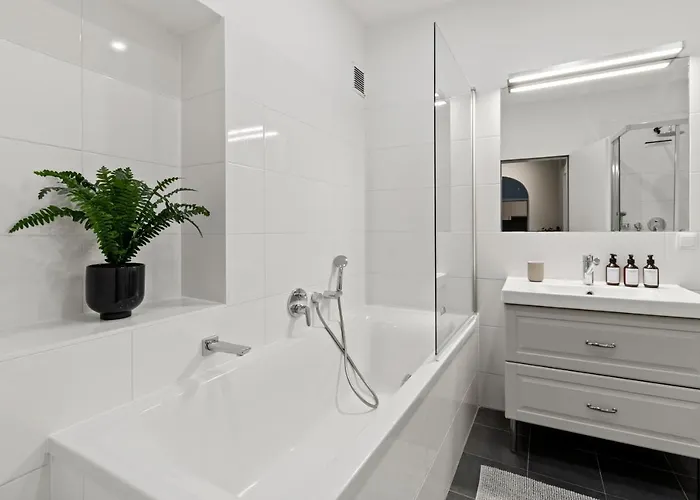 5 Bedrooms - 143 M² - Near Main Station Apartament